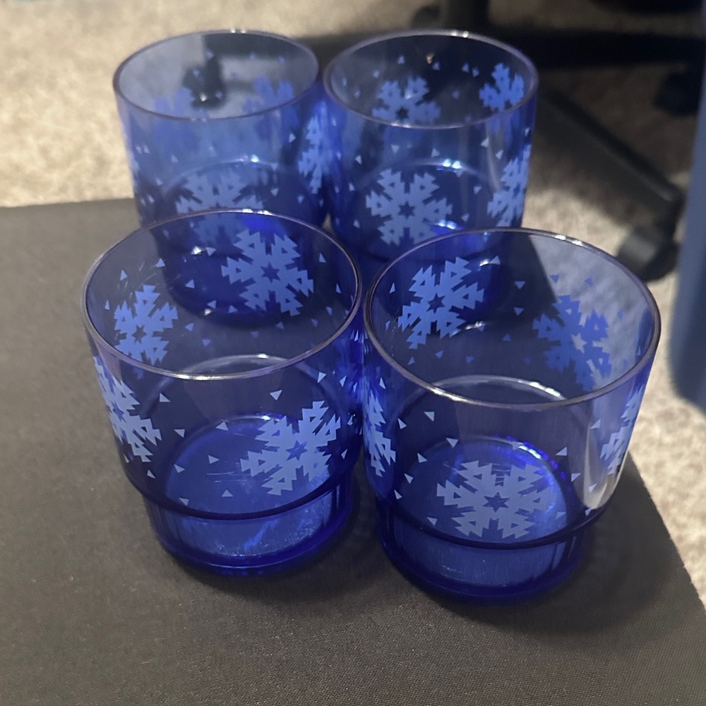 Tupperware Blue Snowflake 10 Ounce Plastic Drinking Glasses.

Never Used